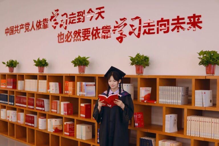 Chinese scholar reading