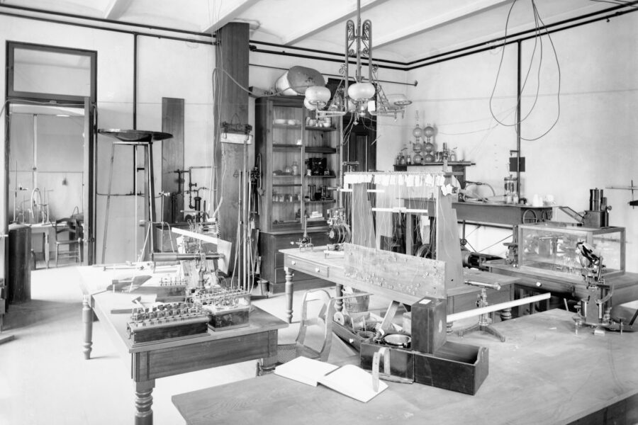 Atomic clock laboratory